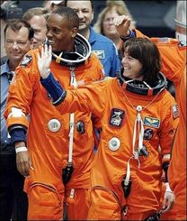 Вчителька Барбара Морган та астронавт-фахівець Елвін Дрю. (Photo AFP)
