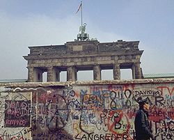 Берлинскую стену решили отремонтировать