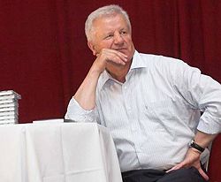 Олександр Мороз під час зустрічі з жителями Червоногвардійського р-ну (Крим). 8 серпня 