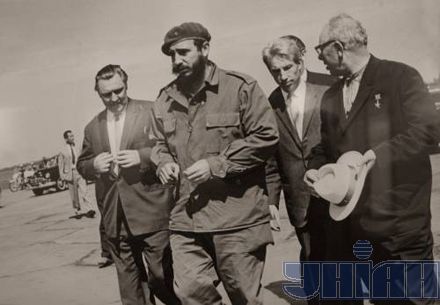 Фидель Кастро во время визита в Киев в мае 1963 г. Слево - председатель Совета Министров Украинской ССР Владимир Щербицкий, справа - секретарь ЦК КПСС Николай Подгорный.