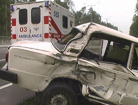 В Киеве столкнулись бензовоз и легковушка (фото)