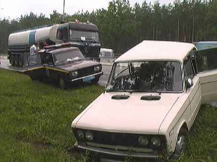 В Киеве столкнулись бензовоз и легковушка (фото)