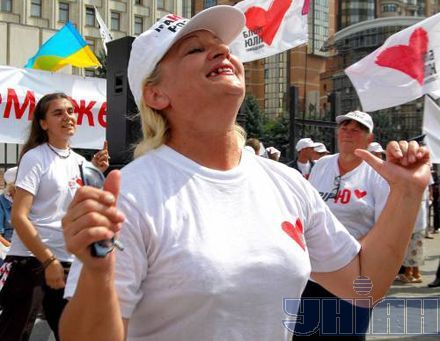 Переможні танці БЮТ під ЦВК (фоторепортаж)