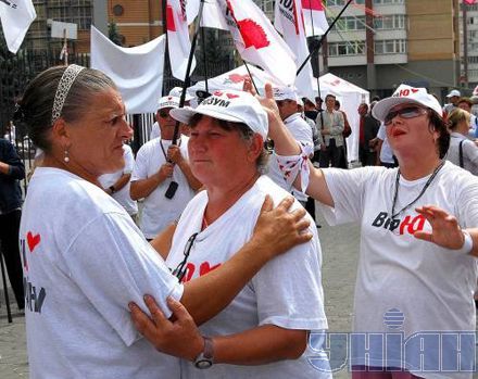 Переможні танці БЮТ під ЦВК (фоторепортаж)