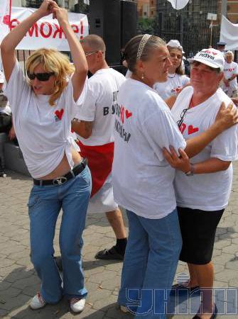 Переможні танці БЮТ під ЦВК (фоторепортаж)