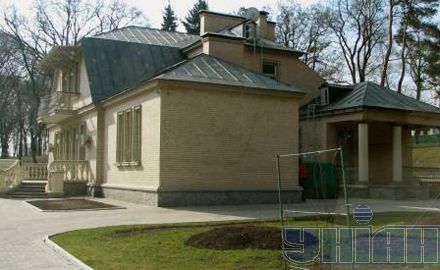 Ось так виглядав будиночок Януковича у березні цього року 