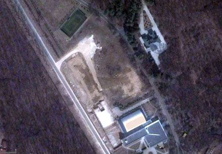 На супутниковому знімку видно цю ж будівлю та спорткомплекс
