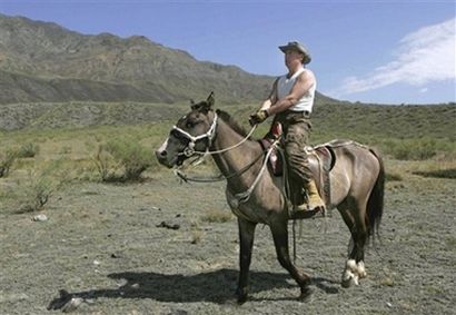 Путин с обнаженным торсом любуется Саянами (фото)