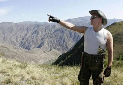 Путин с обнаженным торсом любуется Саянами (фото)