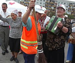 Прихильники БЮТ святкують реєстрацію списків під будівлею Центральної виборчої комісії. Київ, 15 серпня 