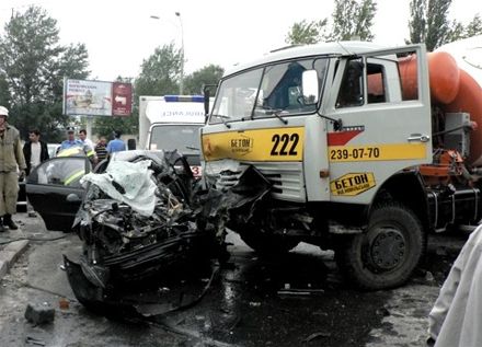 В Киеве возле торгового центра бетономешалка раздавила семью (фото)