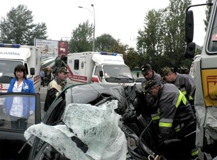 В Киеве возле торгового центра бетономешалка раздавила семью (фото)