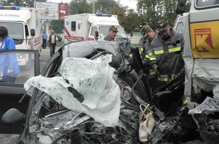 В Киеве возле торгового центра бетономешалка раздавила семью (фото)