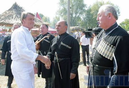 Ющенко в Сорочинцах (5 фото)