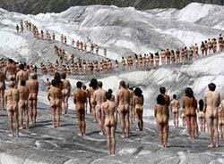 Фотограф привел на швейцарский ледник сотни обнаженных людей (фото)
