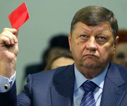 Олександр Волков голосує під час з’їзду блоку ”КУЧМА”. Київ, 19 серпня 