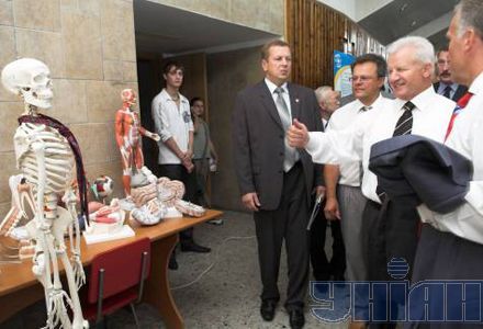 Пока неизвестно, что заинтересовало больше: скелет или галстук на нём?