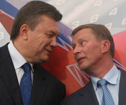 Сергей Иванов и Виктор Янукович общаются во время VIII Международного авиационно-космического салона МАКС-2007 в Жуковском (Московская обл., Россия). 21 августа