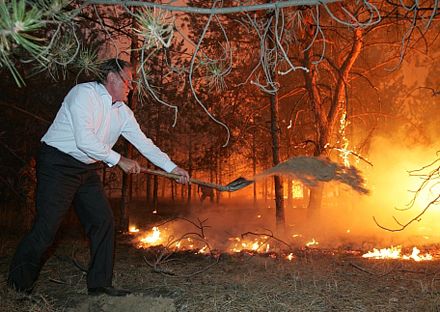 Как Ющенко с Шуфричем лесной пожар гасили (фоторепортаж)