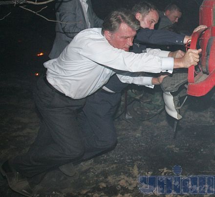 Как Ющенко с Шуфричем лесной пожар гасили (фоторепортаж)