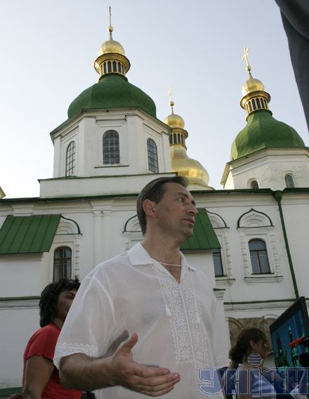 Инициатор “Семи чудес” Николай Томенко на фоне одного из чудес – Софии Киевской