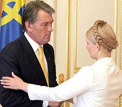 Віктор Ющенко і Юлія Тимошенко вітаються перед початком офіційної зустрічі. Київ, 23 серпня 