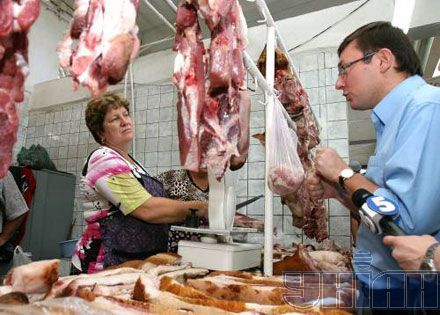 - Це і є легендарне м`ясо Януковича?- Ні, це - яловичина...