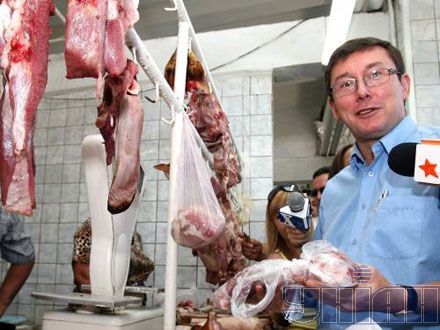 Шматочок на 12 гривень не дотяг і до пів килограмма. Втім, для декого і жук - м`ясо. На виході Луценко віддав придбане жебрачці