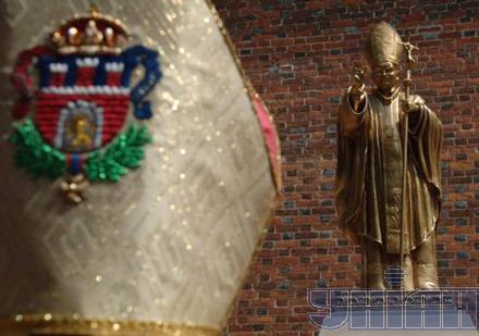 Відкриття пам`ятника Папі Івану Павлу ІІ в Дрогобичі (4 фото)
