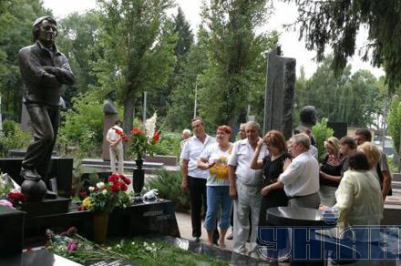 Жена заслуженного тренера СССР и Украины по футболу Евгения Кучеревского Тамара Кучеревска, в центре, на Запорожском кладбище в Днепропетровске, в воскресенье, 26 августа 2007 г. В этот день состоялось открытие памятника Евгению Мефодиевичу Кучеревскому, скульптурная композиция была установлена на могиле тренера. Евгений Кучеревский погиб 26 августа 2006 г. в автокатастрофе. Фото Евгения Арсеньева / УНИАН