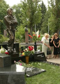 Установлен памятник на могиле Евгения Кучеревского (4 фото)