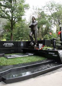 Установлен памятник на могиле Евгения Кучеревского (4 фото)
