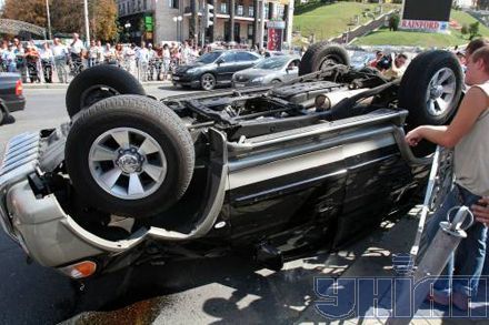 На Майдані Незалежності джип перевернувся догори колесами (фото)