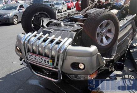 На Майдані Незалежності джип перевернувся догори колесами (фото)