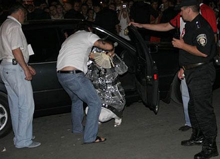 В Донецке Верка Сердючка выпала из машины (фото)