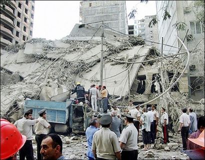 Надходять різні дані про загиблих при падінні будинку в Баку (4 фото)