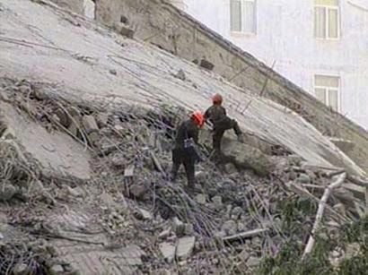 Надходять різні дані про загиблих при падінні будинку в Баку (4 фото)