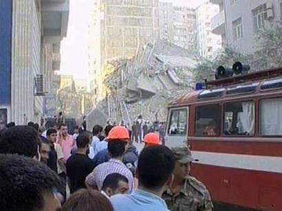 Надходять різні дані про загиблих при падінні будинку в Баку (4 фото)