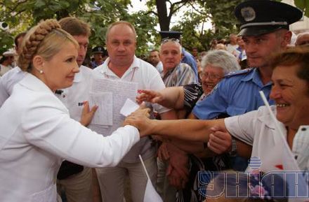Тимошенко раздает автографы (5 фото)