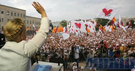 Тимошенко раздает автографы (5 фото)