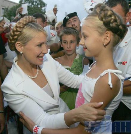 Тимошенко раздает автографы (5 фото)