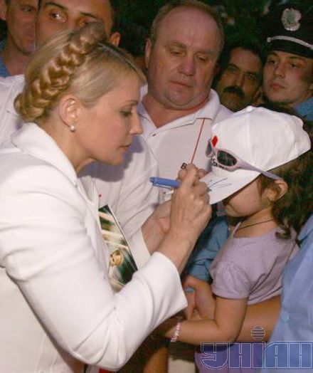 Тимошенко раздает автографы (5 фото)