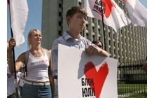 Пікетники від БЮТу під Центрвиборчкомом