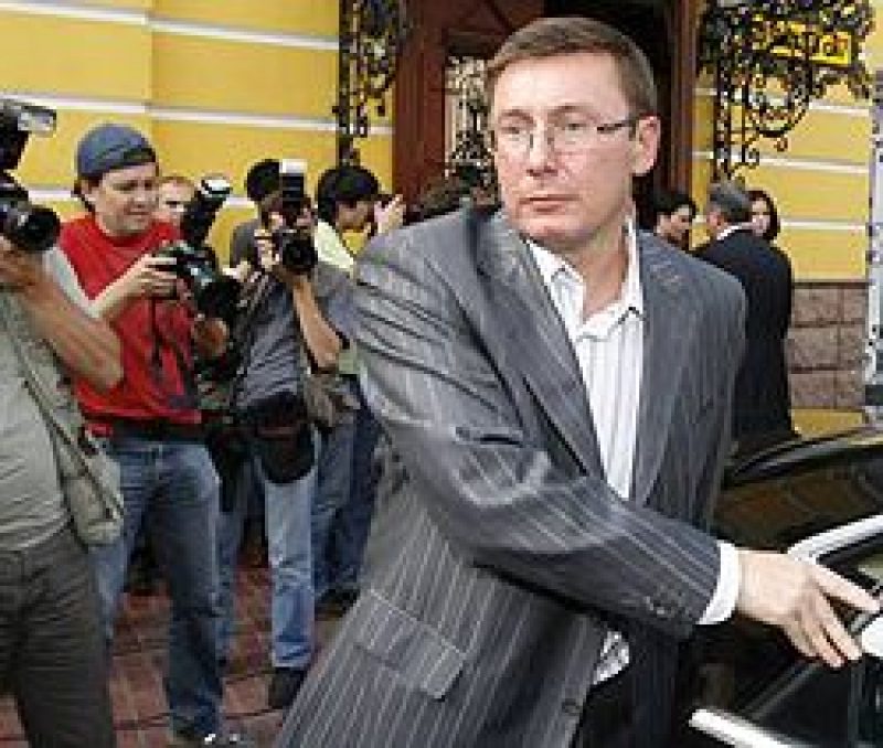 Юрий Луценко направляется на встречу лидеров девяти политических партий для подписания соглашения о создании блока «Наша Украина – Народная самооборона». Киев, 2 августа