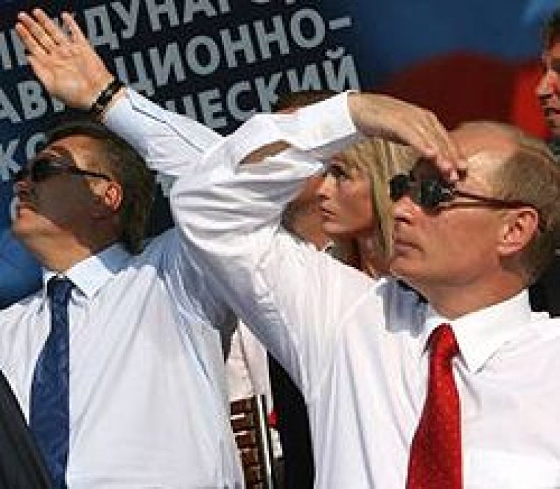 Виктор Янукович и Владимир Путин наблюдают за демонстрационными полетами во время открытия VIII Международного авиационно-космического салона МАКС-2007 в Жуковском. 21 августа
