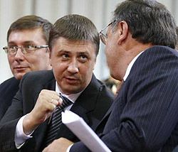 Вячеслав Кириленко разговаривает с Анатолием Гриценко в зале Украинского дома во время презентации предвыборной программы НУ-НС. Киев, 3 сентября 