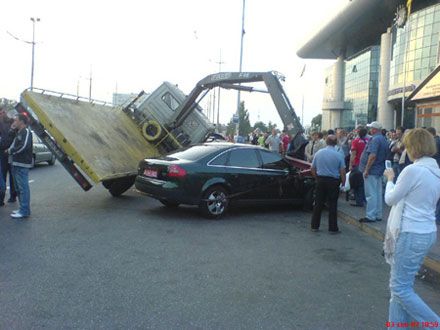 В Киеве эвакуатор рухнул на машины (фото)
