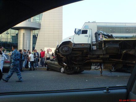 В Киеве эвакуатор рухнул на машины (фото)
