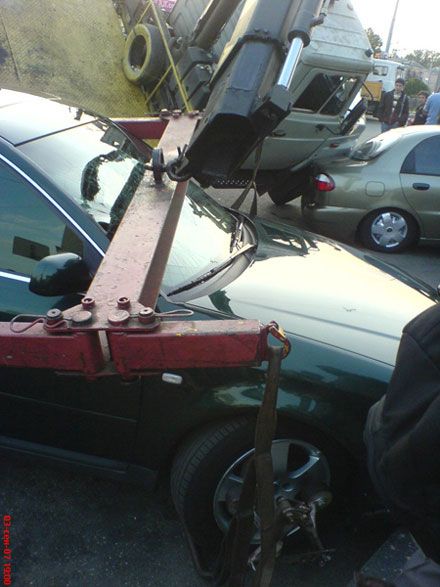 В Киеве эвакуатор рухнул на машины (фото)
