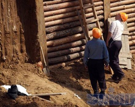 Проходчик метро погиб, выравнивая стену котлована (3 фото)